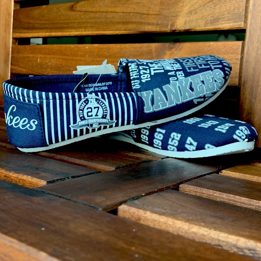 FOCO Womens New York Yankee Flats